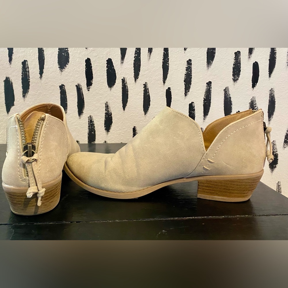 Beige ankle boots!